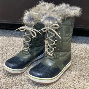 Sorel youth snow boot black/green size 2.